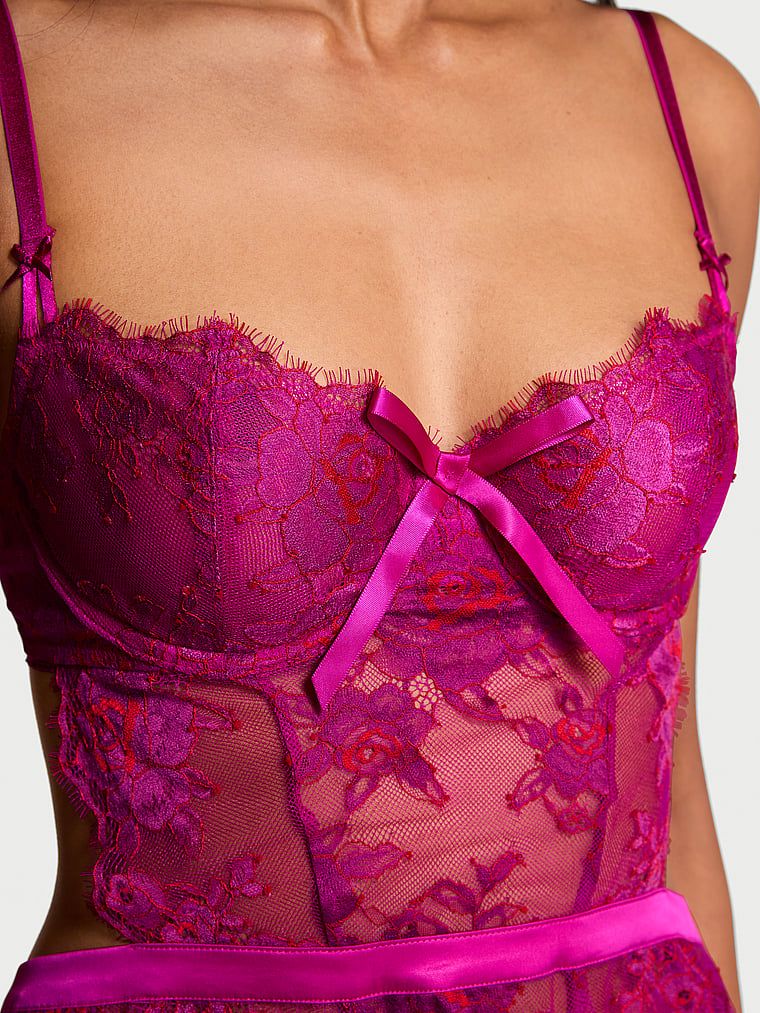 Zástěra a tanga Wicked Rose Lace. Produkt je vícebarevný a pochází z kolekce Very Sexy.