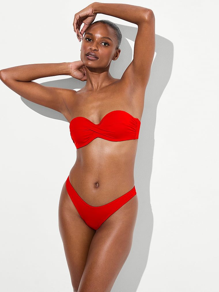 Nezbytný brazilský spodní spodek bikin. Produkt je červené barvy a pochází z kolekce Victoria's Secret Swim.