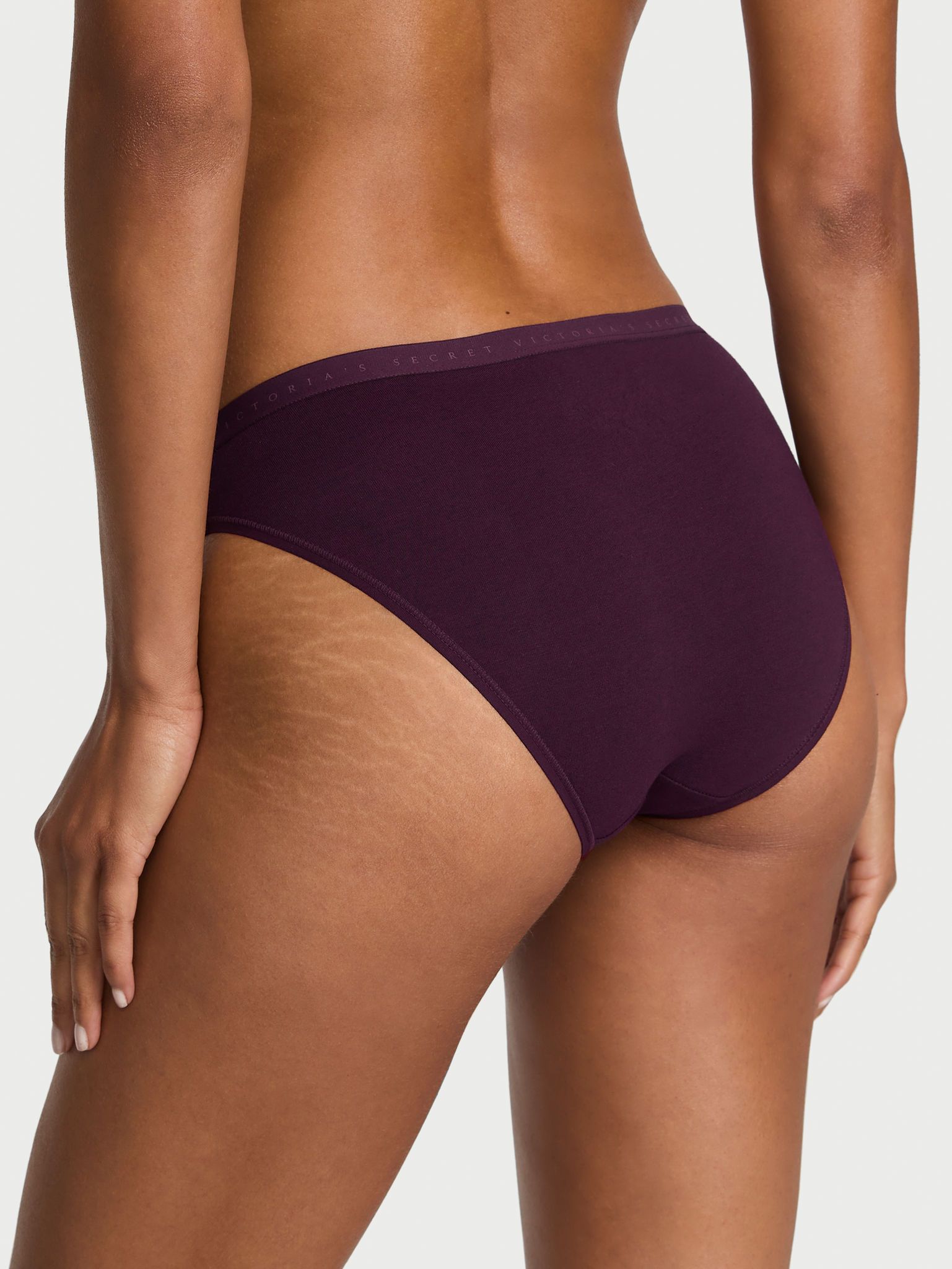Bavlněné bikiny kalhotky. Produkt je fialový a pochází z kolekce Victoria's Secret.