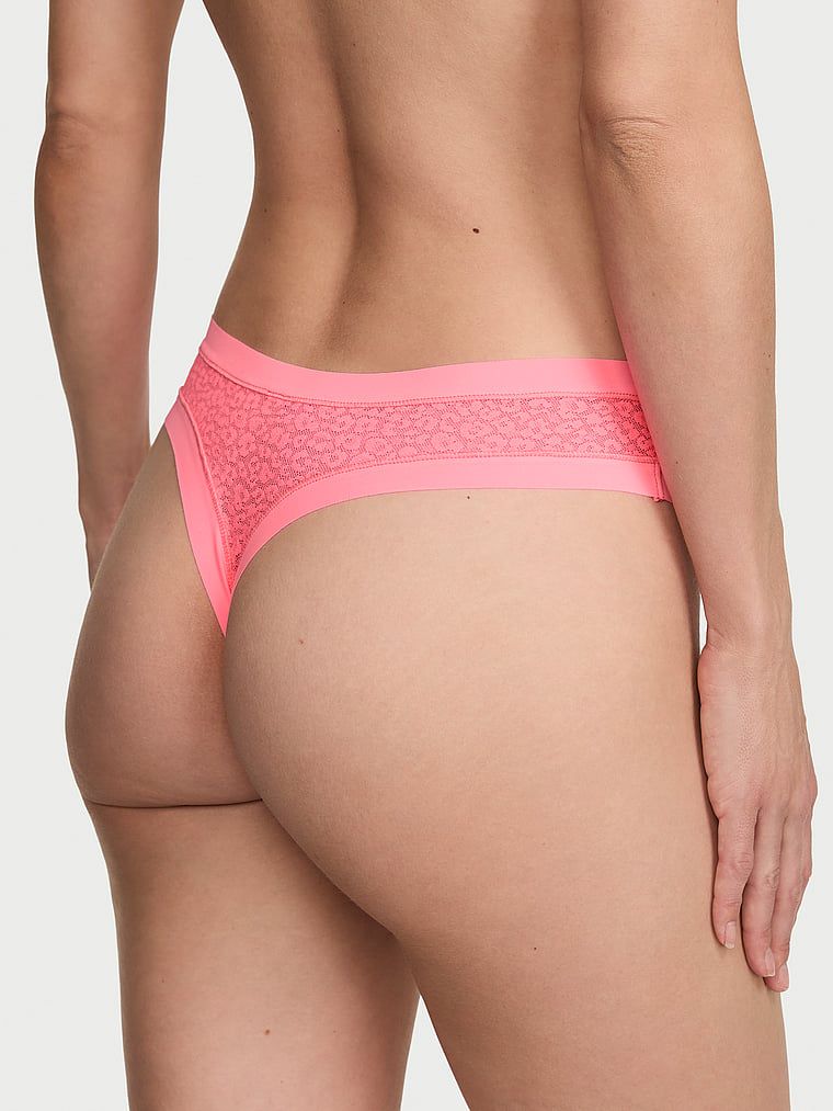 Neviditelné krajkové tanga s leopardím vzorem. Produkt je růžové barvy a pochází z kolekce No-Show.