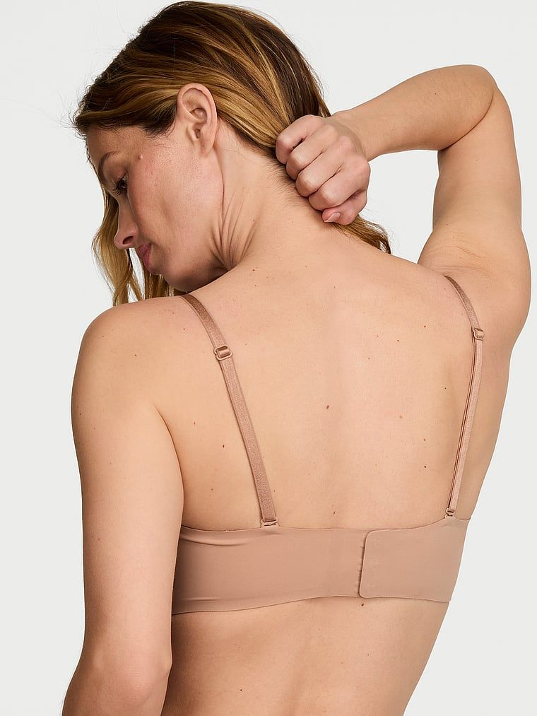 Push-up podprsenka bez ramínek 2 velikosti Bombshell. Produkt je béžové barvy a pochází z kolekce Invisible by Victoria's Secret.