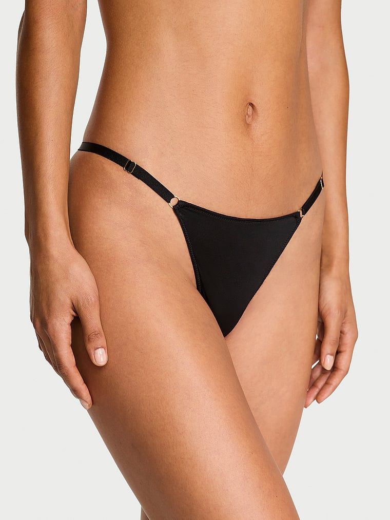 Tanga s nastavitelnými popruhy Hardware. Produkt je černý a pochází z kolekce Body by Victoria.