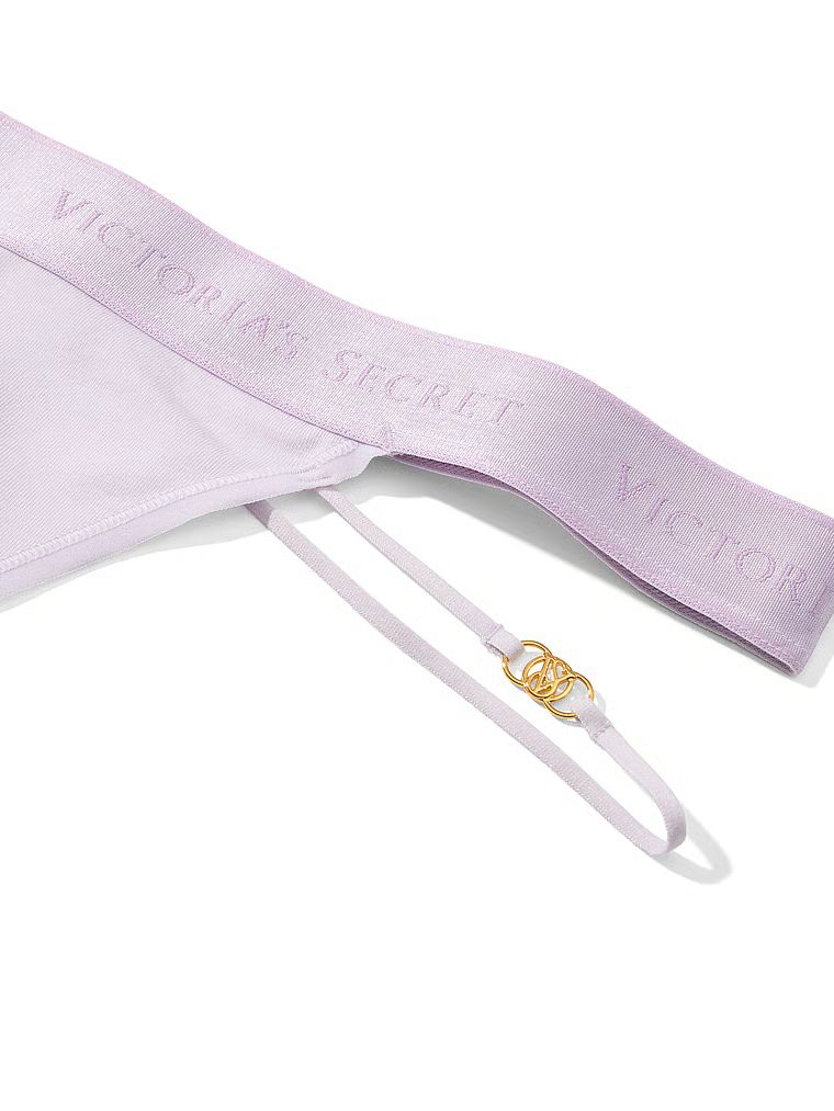 Bavlněné tanga s logem a ramínky s páskami. Produkt je fialové barvy a pochází z kolekce Cotton.