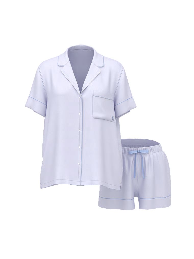 Satěnové pyžamo s podpisovými kraťasy. Produkt je fialové barvy a pochází z kolekce Victoria's Secret.