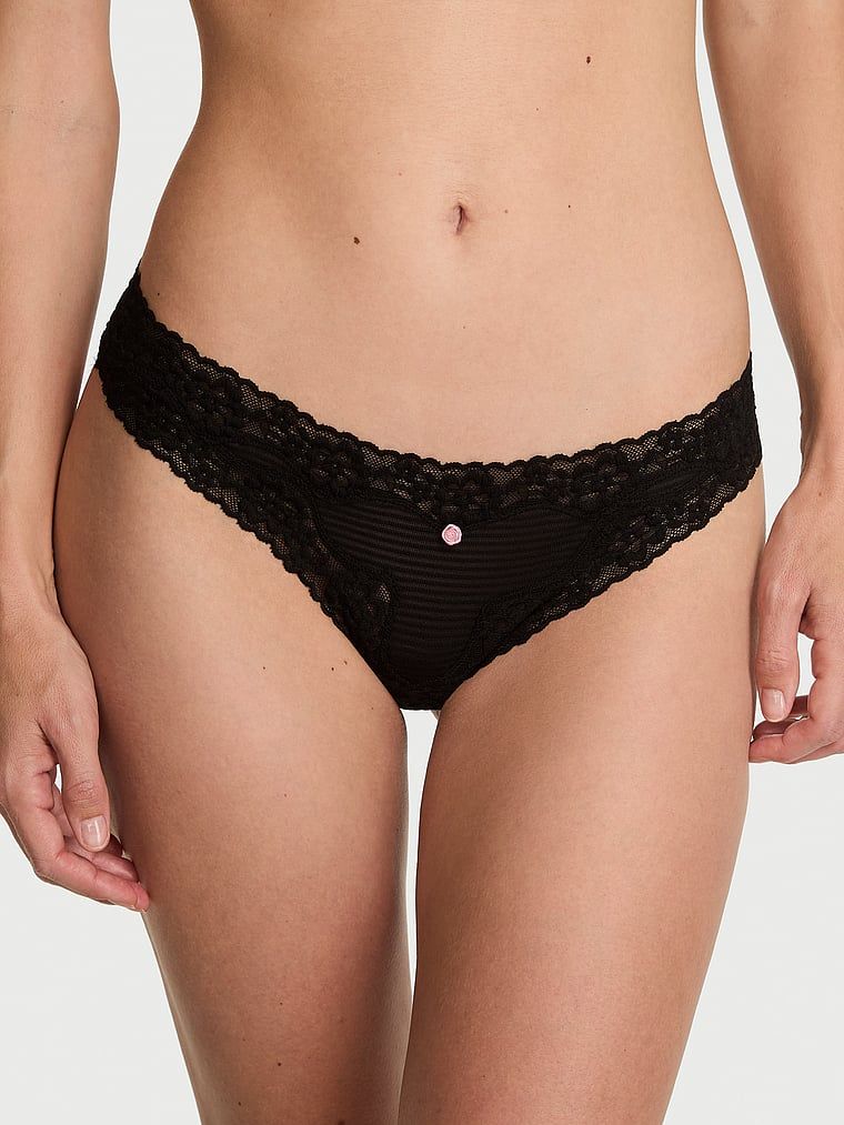 Pruhovaná bavlněná tanga s krajkou na okrajích. Produkt je černý a pochází z kolekce Lacie.