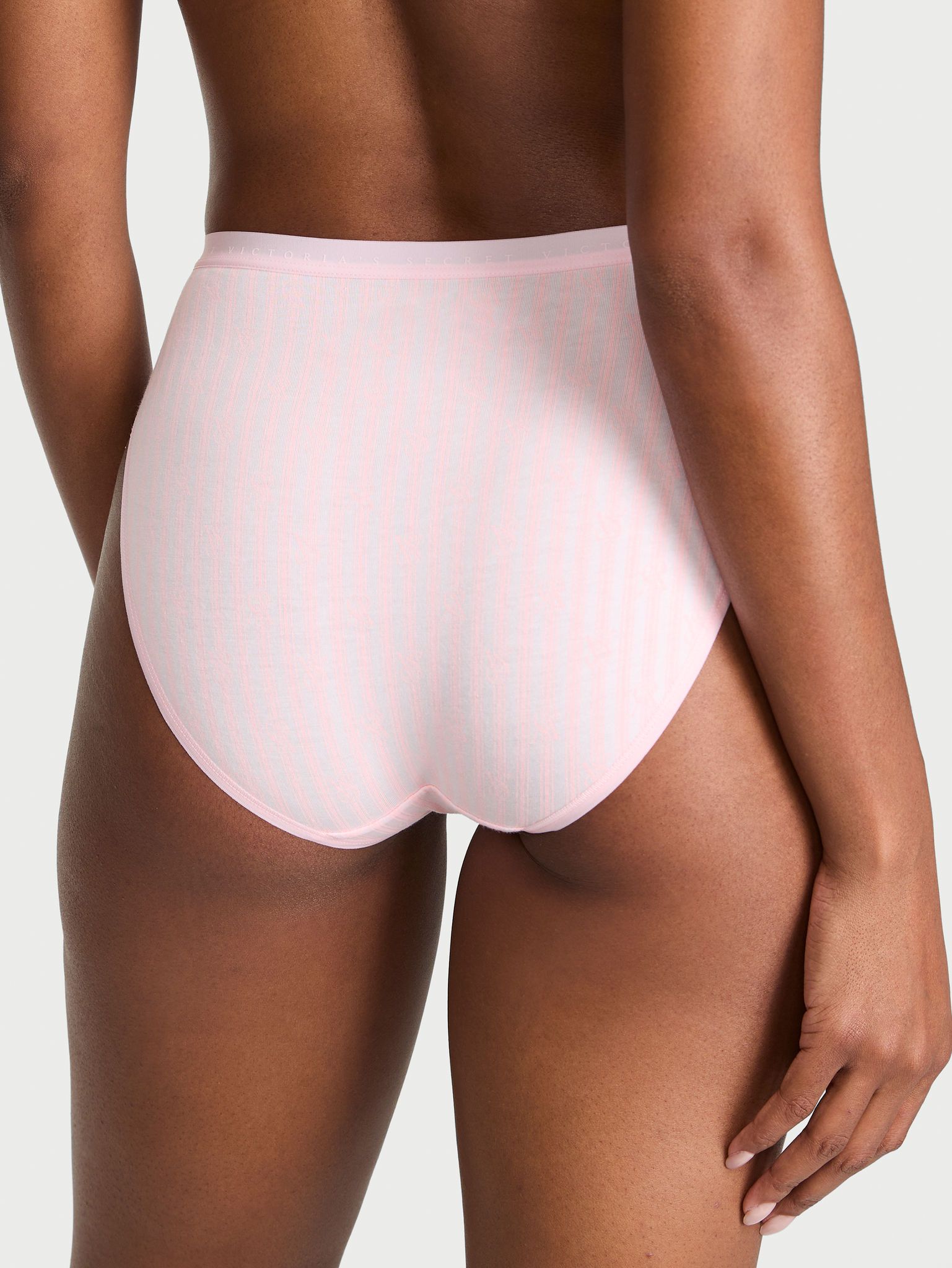 Bavlněné kalhotky s vysokými nohavicemi a vysoko střiženými nohavicemi. Produkt je vzorovaný a pochází z kolekce Victoria's Secret.