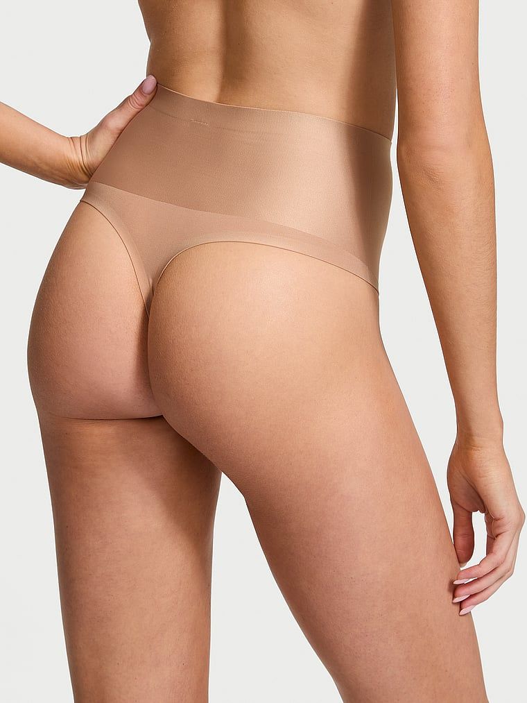 Vyhlazující tvarující tanga s vysokým pasem. Produkt je béžový a pochází z kolekce Body by Victoria.