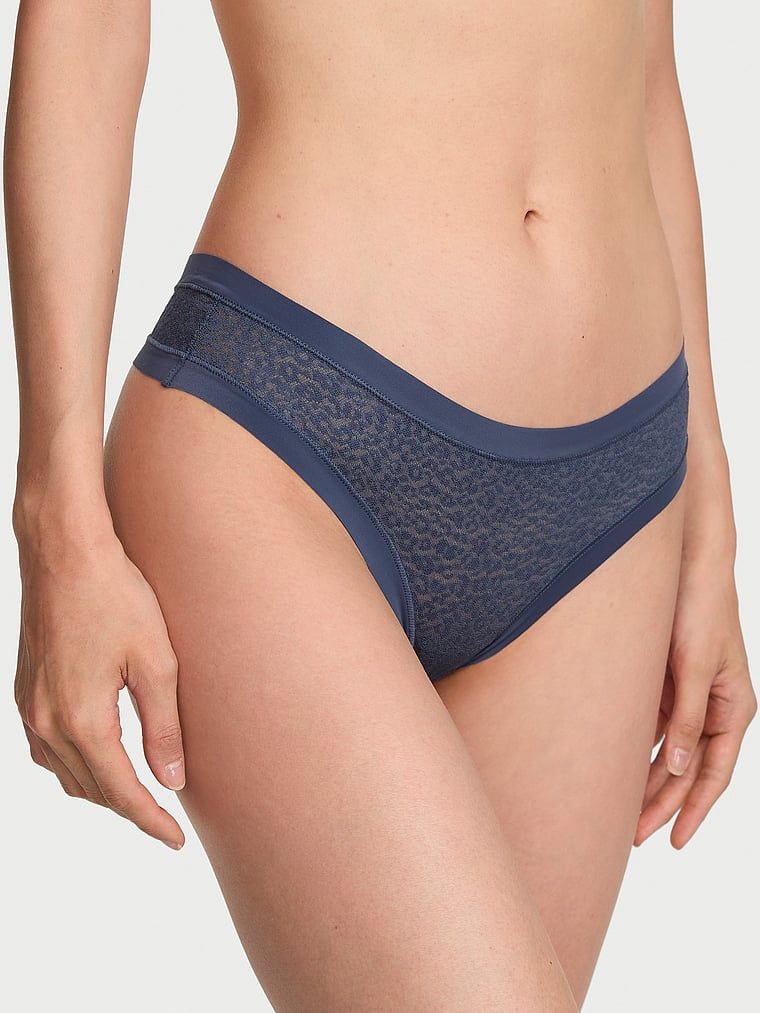 Neviditelné krajkové tanga s leopardím vzorem. Produkt je modré barvy a pochází z kolekce No-Show.