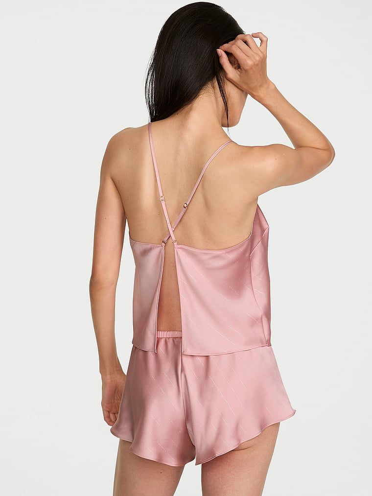 Na spaní na zákulisní set, saténová souprava. Produkt je zlaté barvy a pochází z kolekce Victoria's Secret.