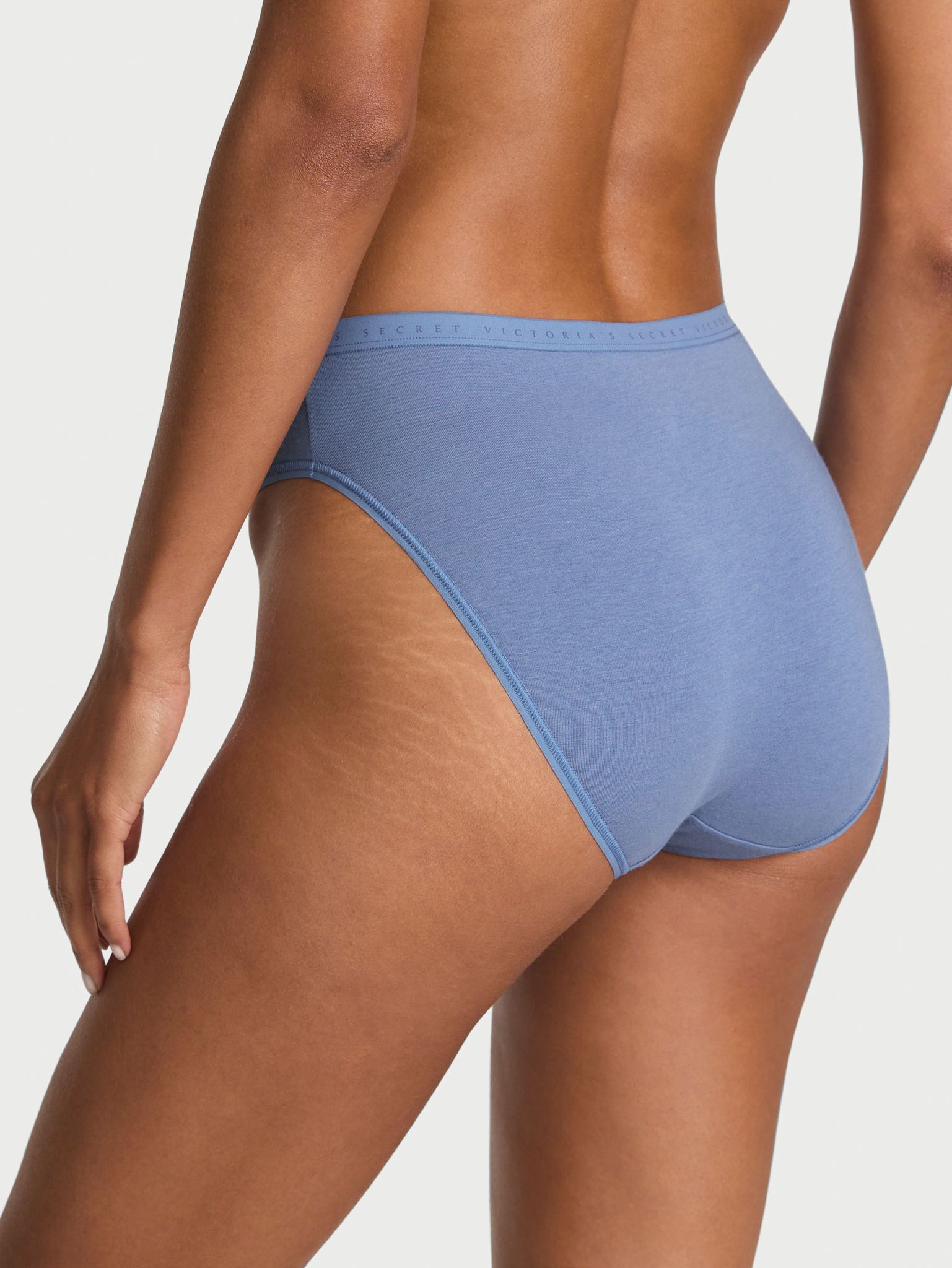 Bavlněné kalhotky s vysokými nohavicemi a vysoko střiženými nohavicemi. Produkt je modrý a pochází z kolekce Victoria's Secret.