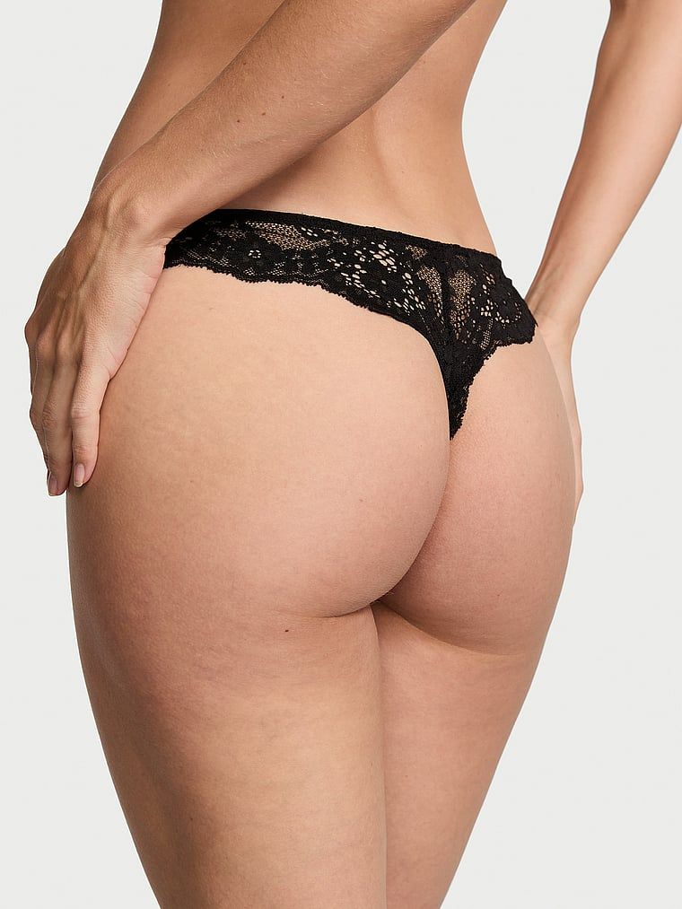 Tanga s krajkou Lace. Produkt je černý a pochází z kolekce Dream Angels.
