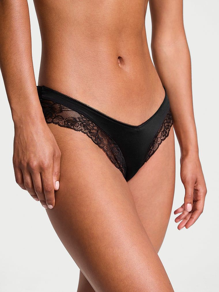 Kalhotky s krajkou na okrajích a vysoko střiženými nohavicemi Lace-Trim Cheeky. Produkt je černý a pochází z kolekce Very Sexy.