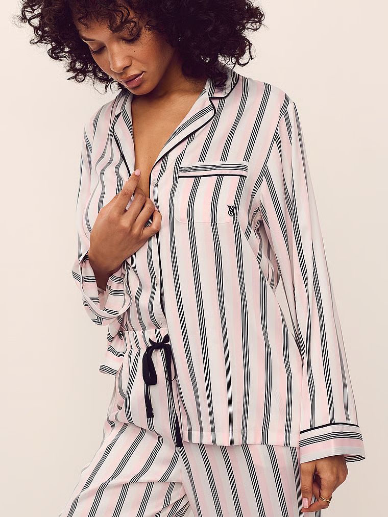 Typické saténové pyžamo s dlouhými rukávy. Produkt je vzorovaný a pochází z kolekce Victoria's Secret.