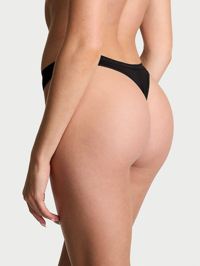 Bavlněné tanga s vysokými nohavičkami. Produkt je černý a pochází z kolekce Victoria's Secret.