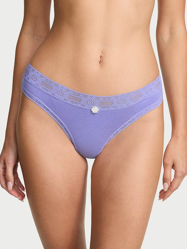 Bavlněné tanga s krajkou a krajkou s lemem. Produkt je modré barvy a pochází z kolekce Lace Trim.