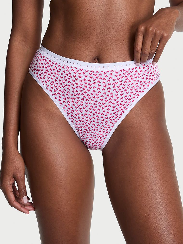 Bavlněné slipy s vysoko střiženými nohavičkami. Produkt je vzorovaný a pochází z kolekce Victoria's Secret.