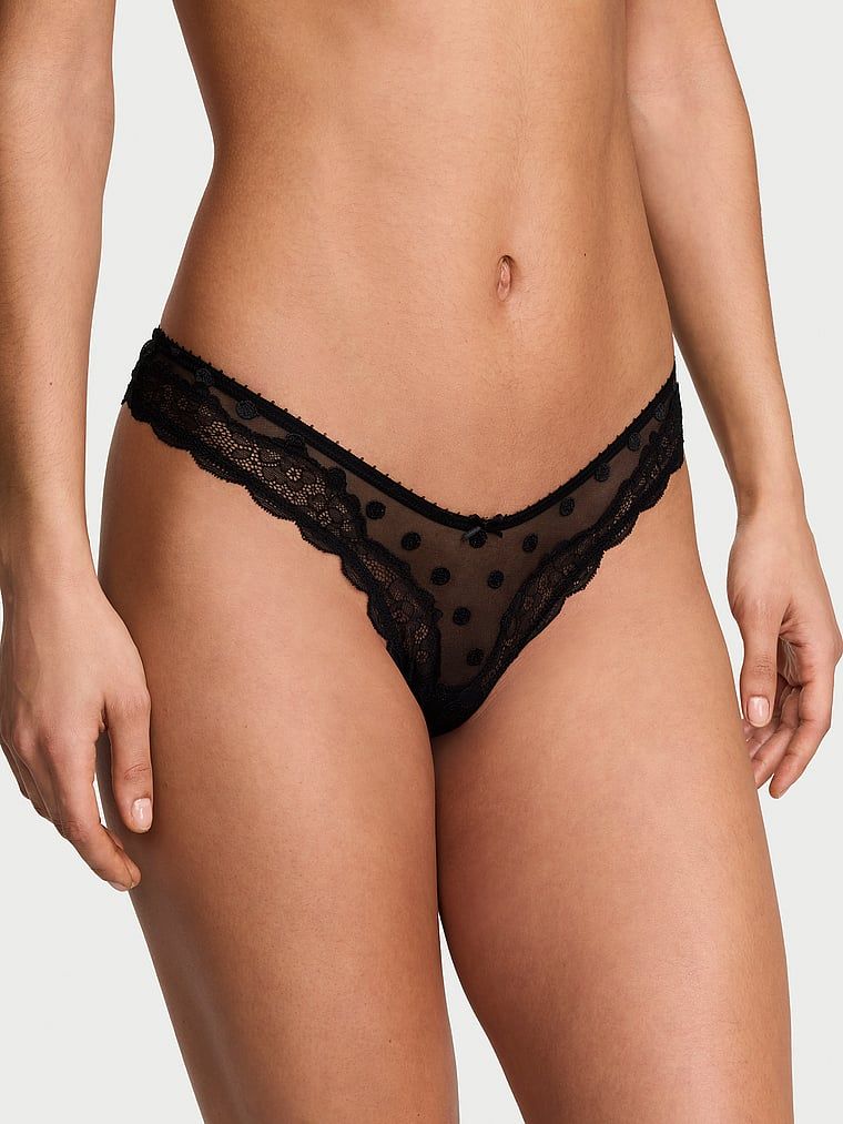 Tease Sheer Dot síťované tanga s vysokým výstřihem a vysokými nohavičkami. Produkt je vzorovaný a pochází z kolekce Victoria's Secret.