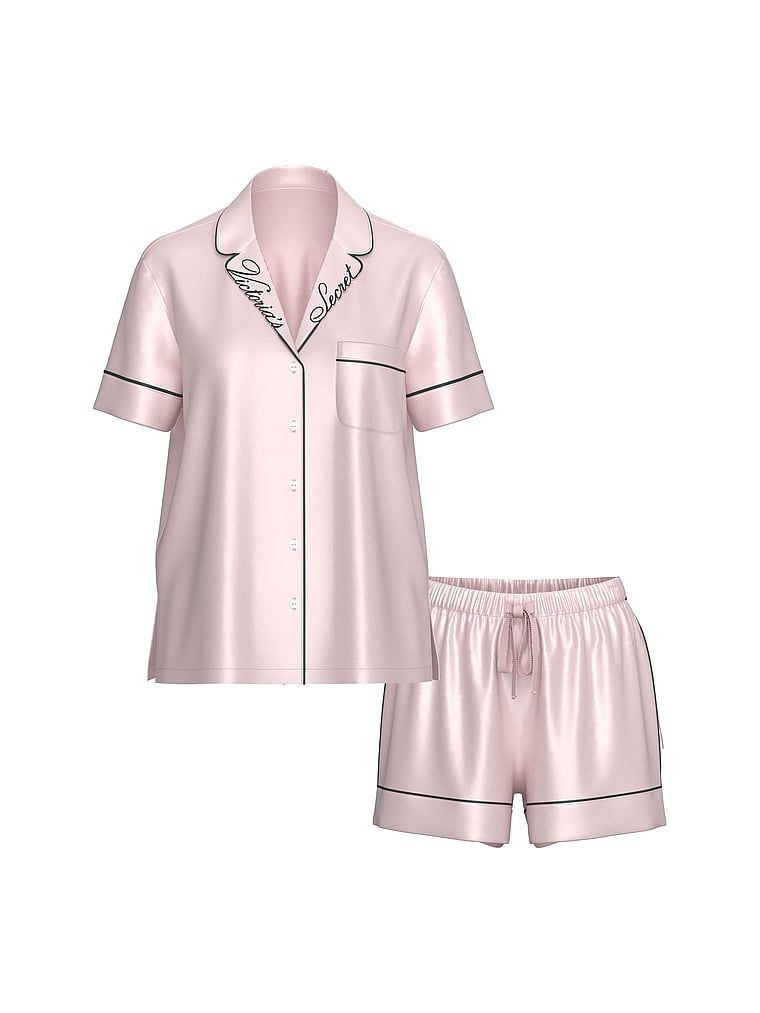 Pyžamo z lesklého saténu s glazovanými saténovými šortkami. Produkt je růžový a pochází z kolekce Victoria's Secret.