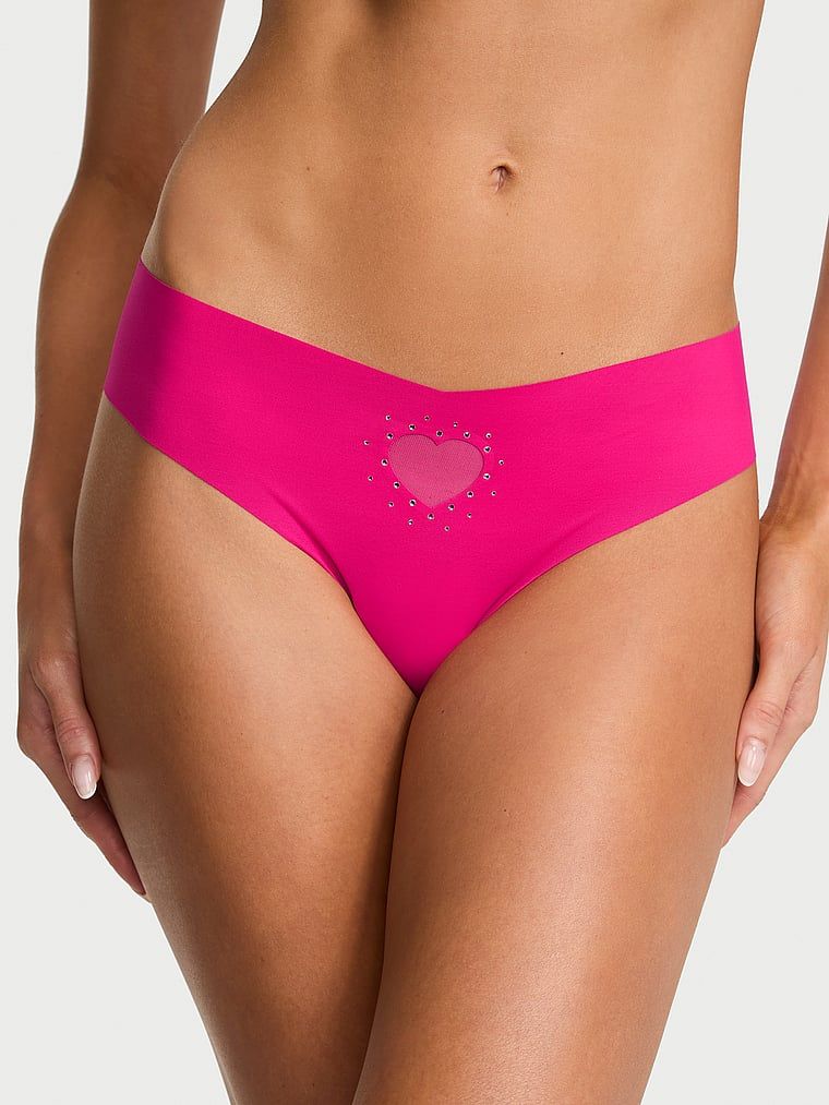 Bezešvé tanga bez ukazování. Produkt je růžové barvy a pochází z kolekce No-Show.