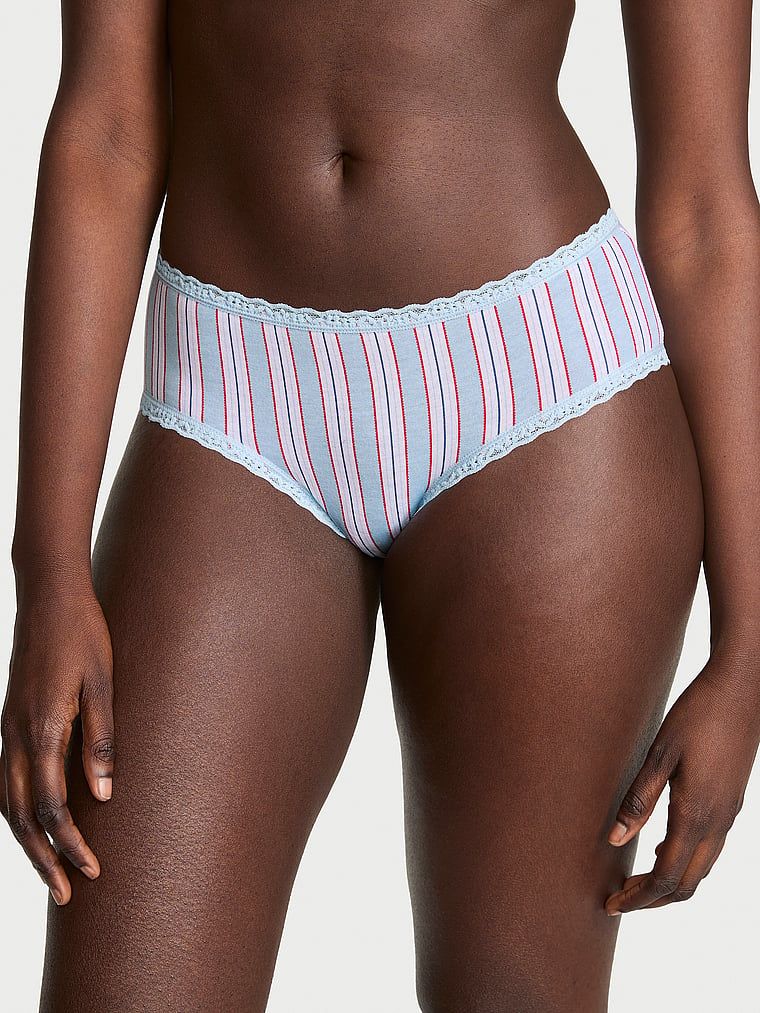 Bavlněné kalhotky s krajkou na okrajích Lace-Waist Cheeky. Produkt je vzorovaný a pochází z kolekce Lace Trim.