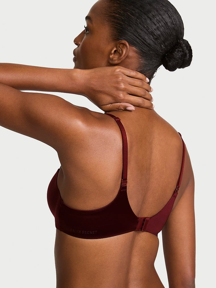 Podprsenka je mírně vycpaná balconetou FlexFactor. Produkt je hnědé barvy a pochází z kolekce Body by Victoria.