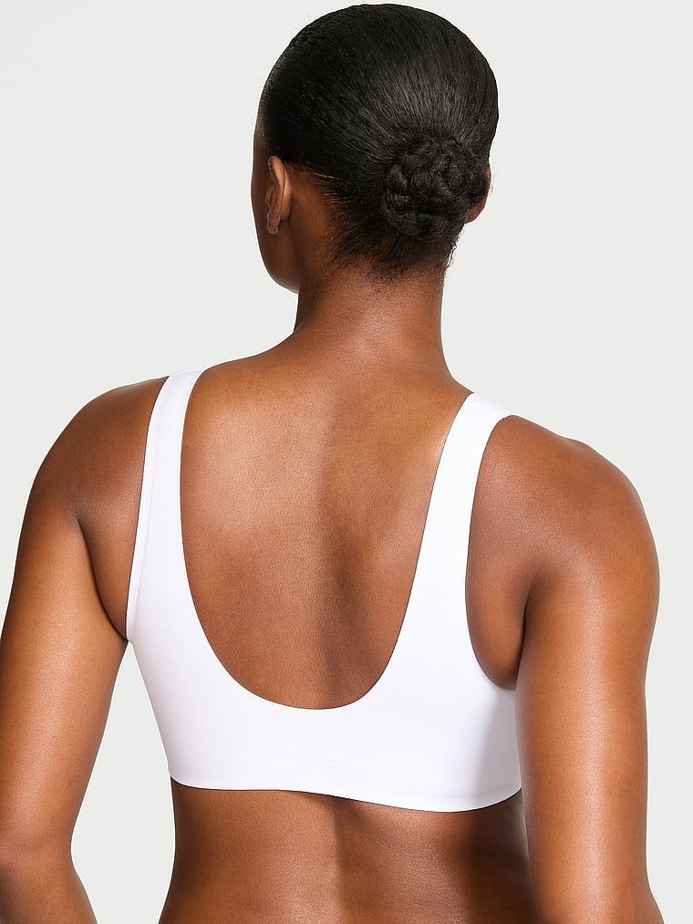 SlumberBra pro každodenní nošení i spaní. Produkt je bílý a pochází z kolekce Body by Victoria.