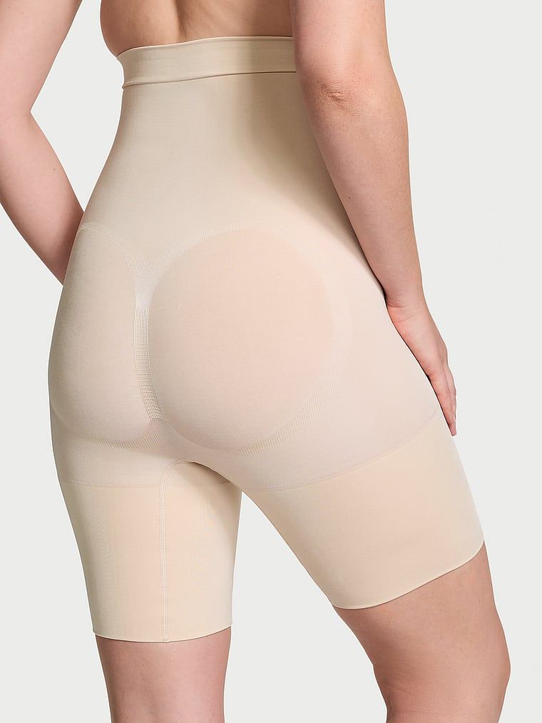 Tvarovací šortky Shapewear by Victoria. Produkt je béžový a pochází z kolekce Victoria's Secret.