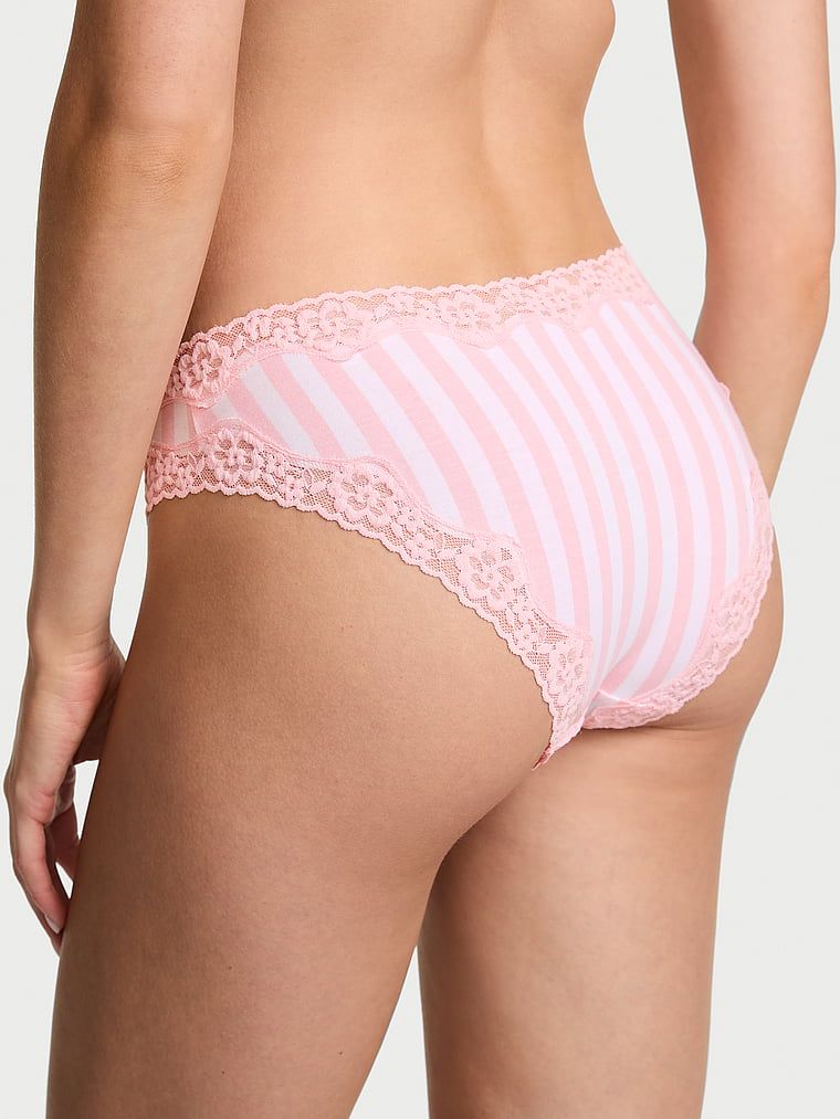 Bavlněné kalhotky s krajkovými bikinami s krajkovým lemováním. Produkt je vzorovaný a pochází z kolekce Lace Trim.