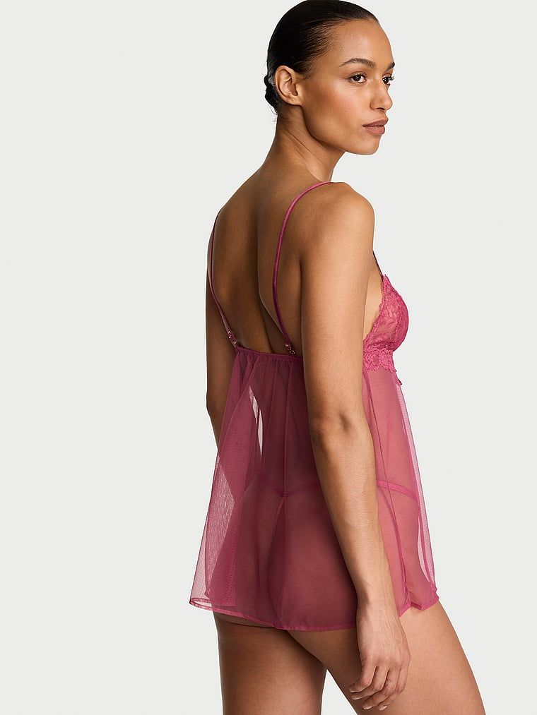 Prosvějná růžová babydoll a tanga. Produkt je fialové barvy a pochází z kolekce Very Sexy.