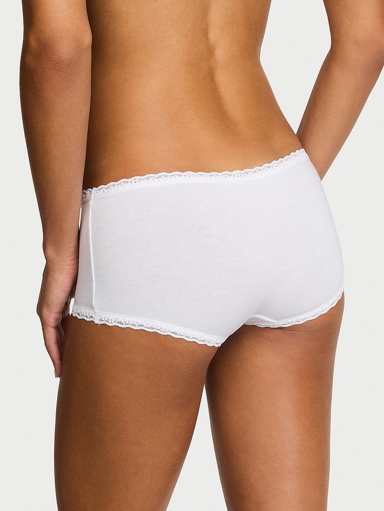 Bavlněné kraťasy s krajkou na okrajích, krajkové šortky s lemováním Boyshort. Produkt je bílé barvy a pochází z kolekce Lace Trim.
