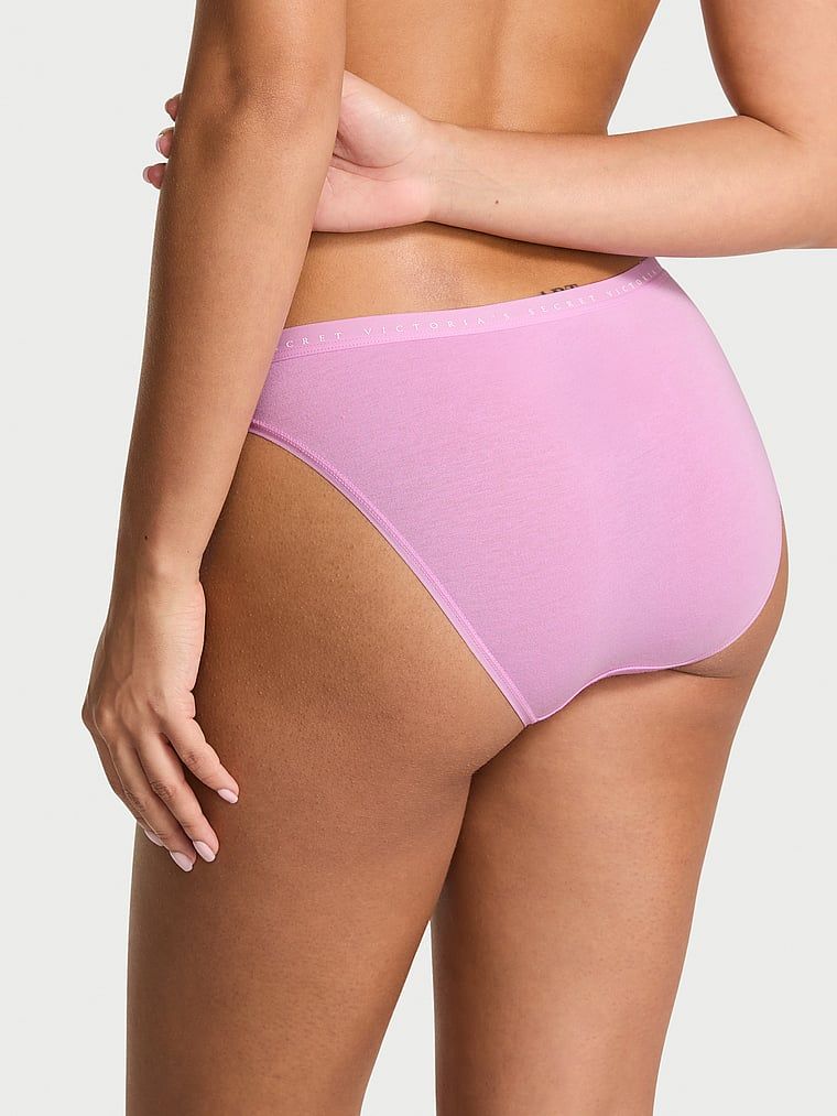 Bavlněné kalhotky v bikinách. Produkt je fialové barvy a pochází z kolekce Victoria's Secret.