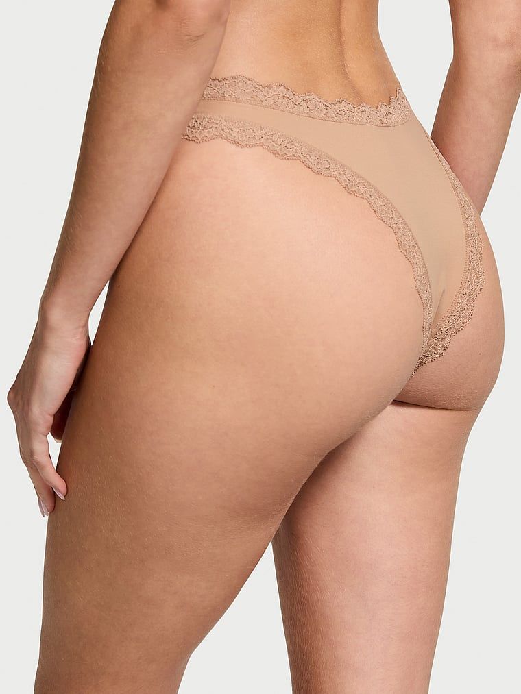 Brazilské kalhotky s krajkou Lace Trim Brazilian. Produkt je béžový a pochází z kolekce Dream Angels.