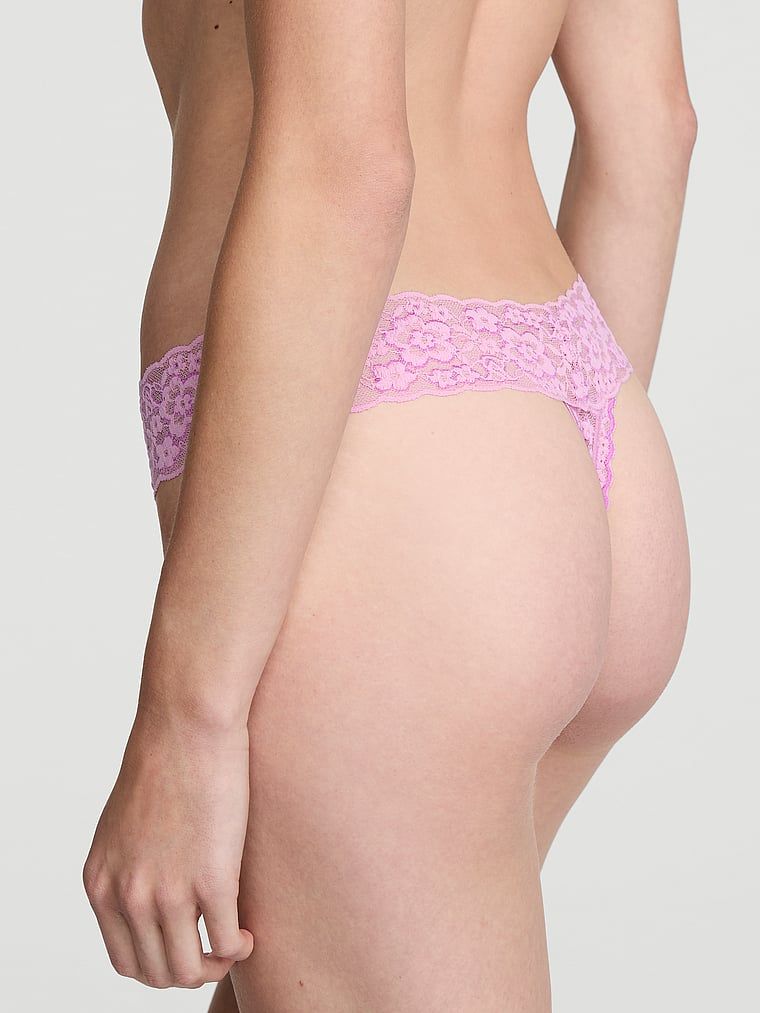 Krajkové tanga Lace. Produkt je růžové barvy a pochází z kolekce Lacie.