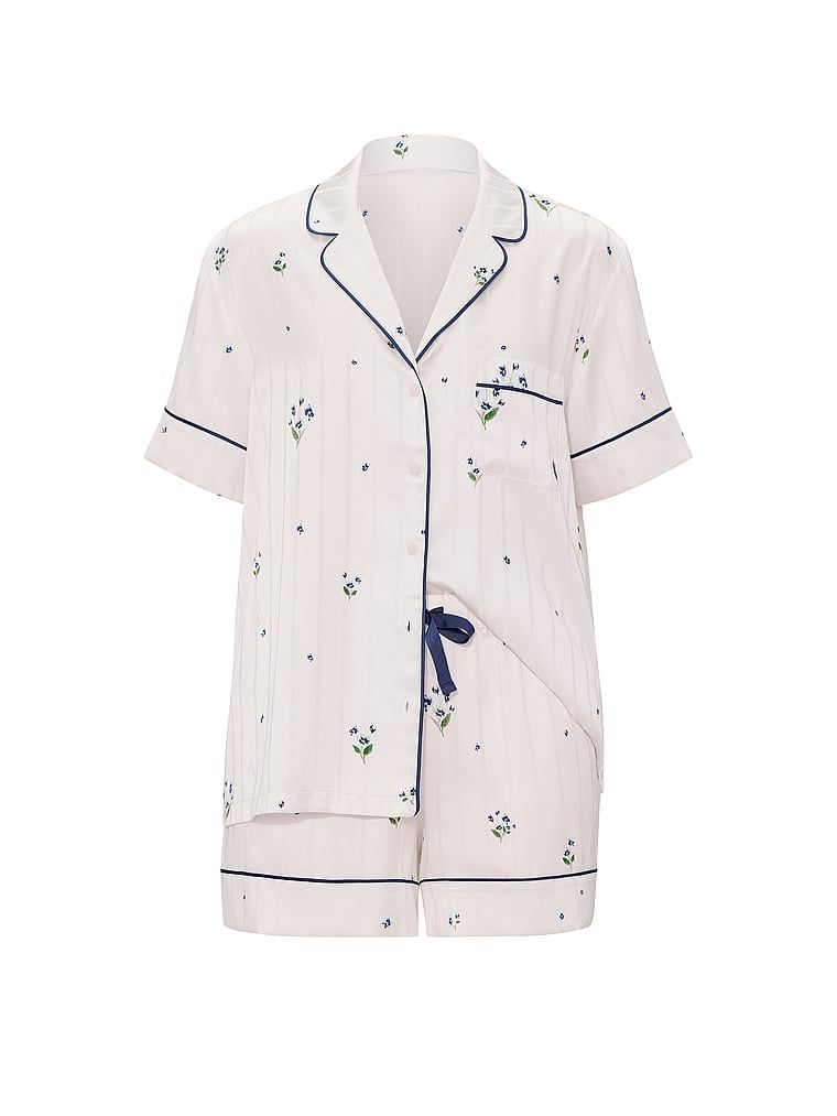 Satěnové pyžamo s podpisovými kraťasy. Produkt má květinový vzor a pochází z kolekce Victoria's Secret.