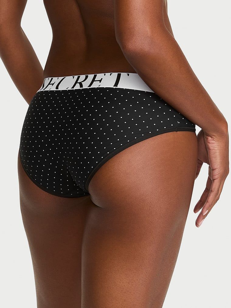 Kalhotky s logem Cool Hiphugger. Produkt má vzorovanou barvu a pochází z kolekce Victoria's Secret.