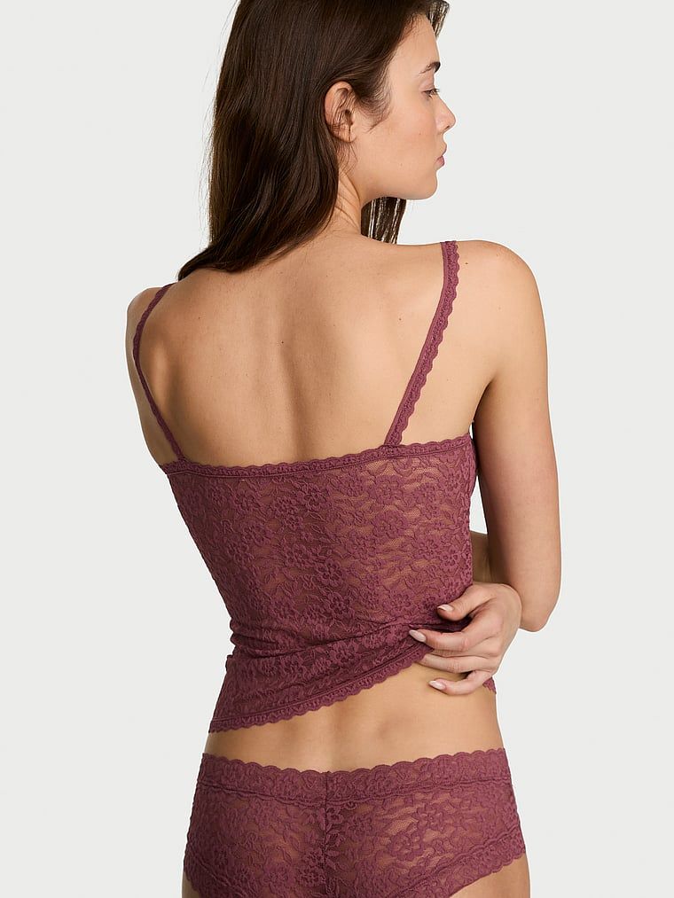 Krajkový top s tenkými ramínky, Cami. Produkt je růžové barvy a pochází z kolekce Victoria's Secret.