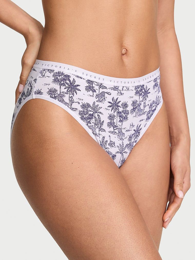 Bavlněné slipy s vysoko střiženými nohavičkami. Produkt je vzorovaný a pochází z kolekce Victoria's Secret.