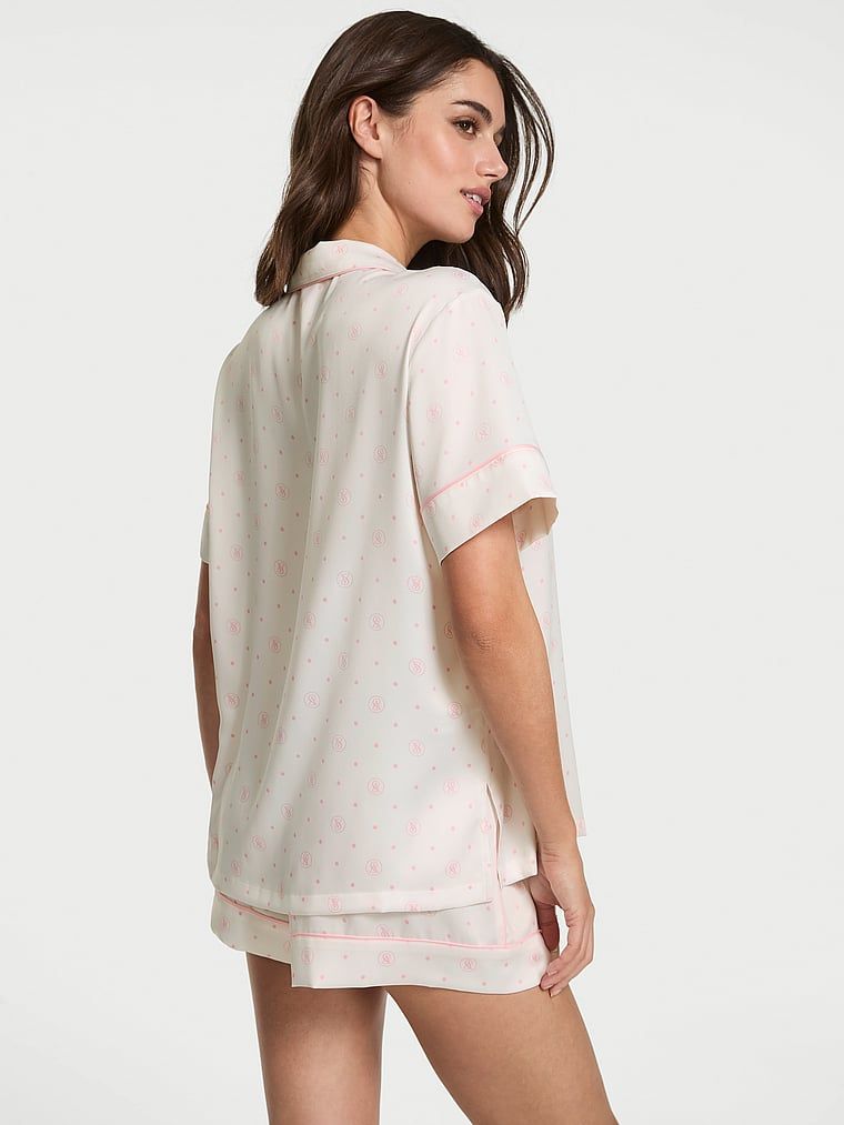 Pyžamo z lesklého saténu s glazovanými saténovými šortkami. Produkt je vzorovaný a pochází z kolekce Victoria's Secret.