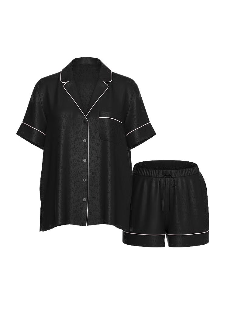 Lesklé saténové pyžamo s glazovanými saténovými šortkami. Produkt je černý a pochází z kolekce Victoria's Secret.