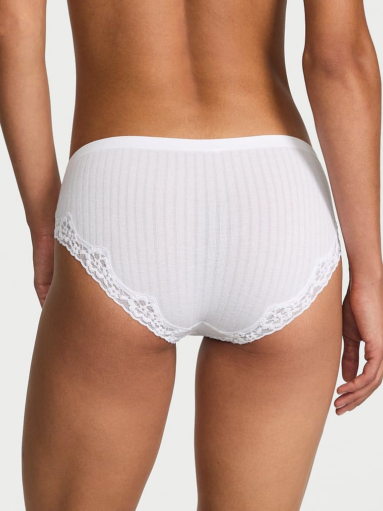 Kalhotky s krajkou na okrajích Seamless Rib Hiphugger. Produkt je bílý a pochází z kolekce Body by Victoria.