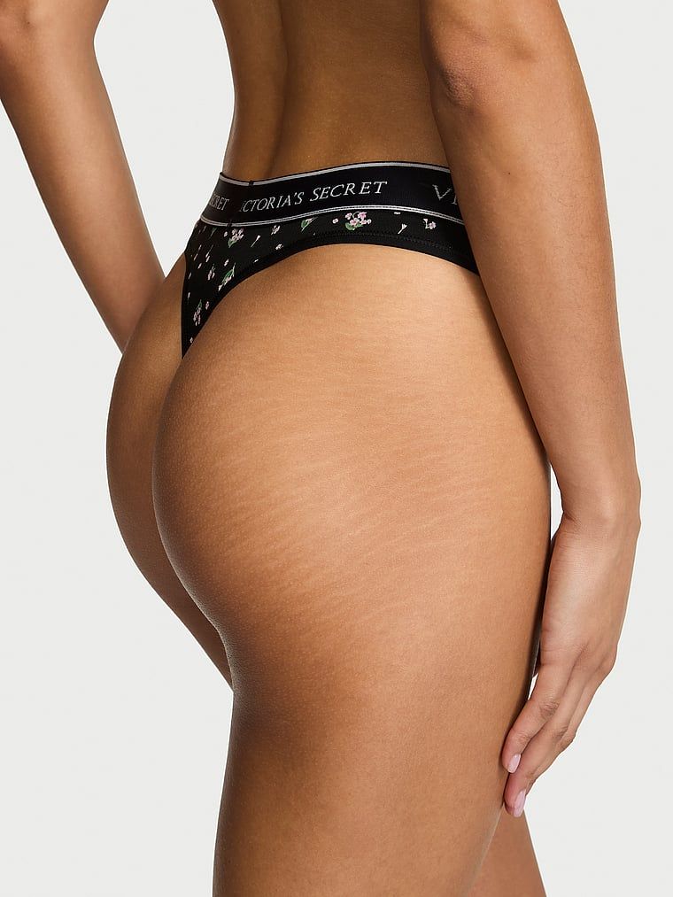 Bavlněné tanga s logem v pase. Produkt má květinový vzor a pochází z kolekce Cotton.