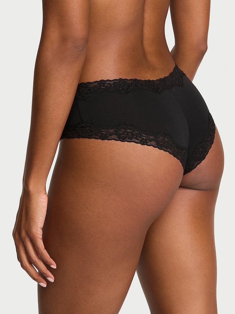 Bavlněné kalhotky s krajkou na okrajích Lace-Waist Cheeky. Produkt je černý a pochází z kolekce Lace Trim.