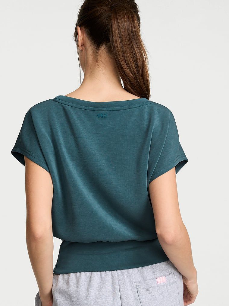 Krátký rukáv Featherweight Knit. Produkt je modré barvy a pochází z kolekce VSX.
