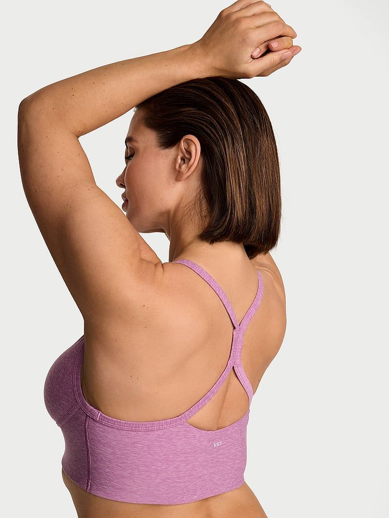 VSX LUXMarl sportovní podprsenka Racerback. Produkt je vzorovaný a pochází z kolekce VSX.