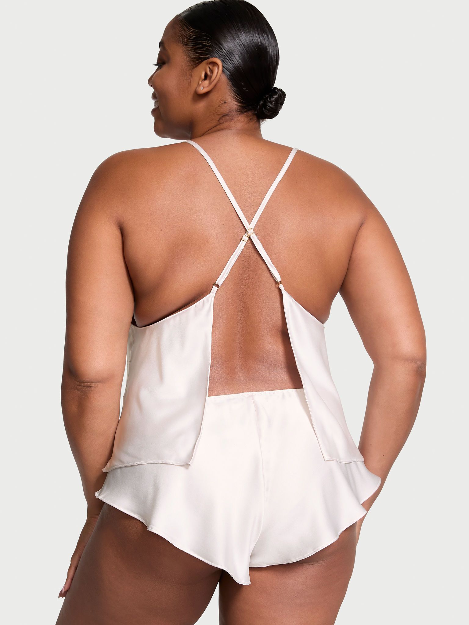 Saténová spací souprava odhalující záda Open-Back Cami Set. Produkt je bílý a pochází z kolekce Victoria's Secret.