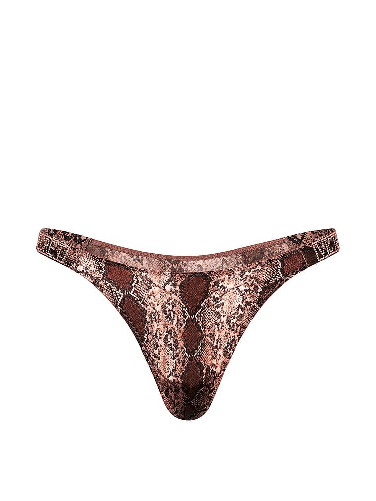 Tanga s lesklými ramínky Shine Strap. Produkt má vzorovanou barvu a pochází z kolekce Very Sexy.