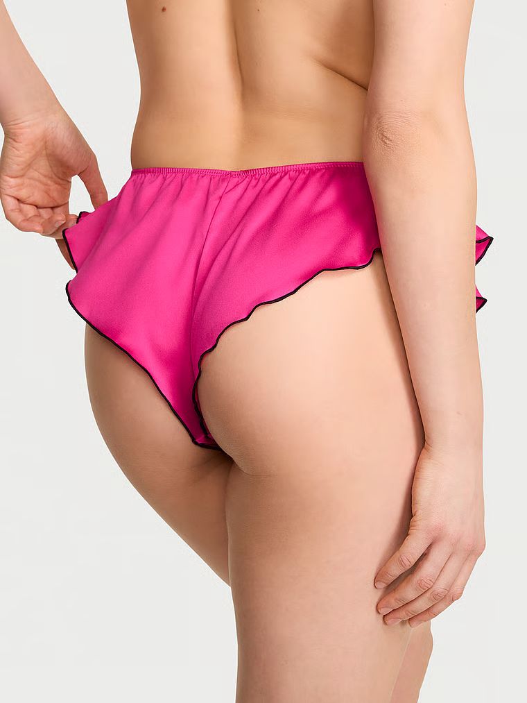 Satenové Flutter Cheeky volánkové kalhotky. Produkt je růžové barvy a pochází z kolekce Victoria's Secret.