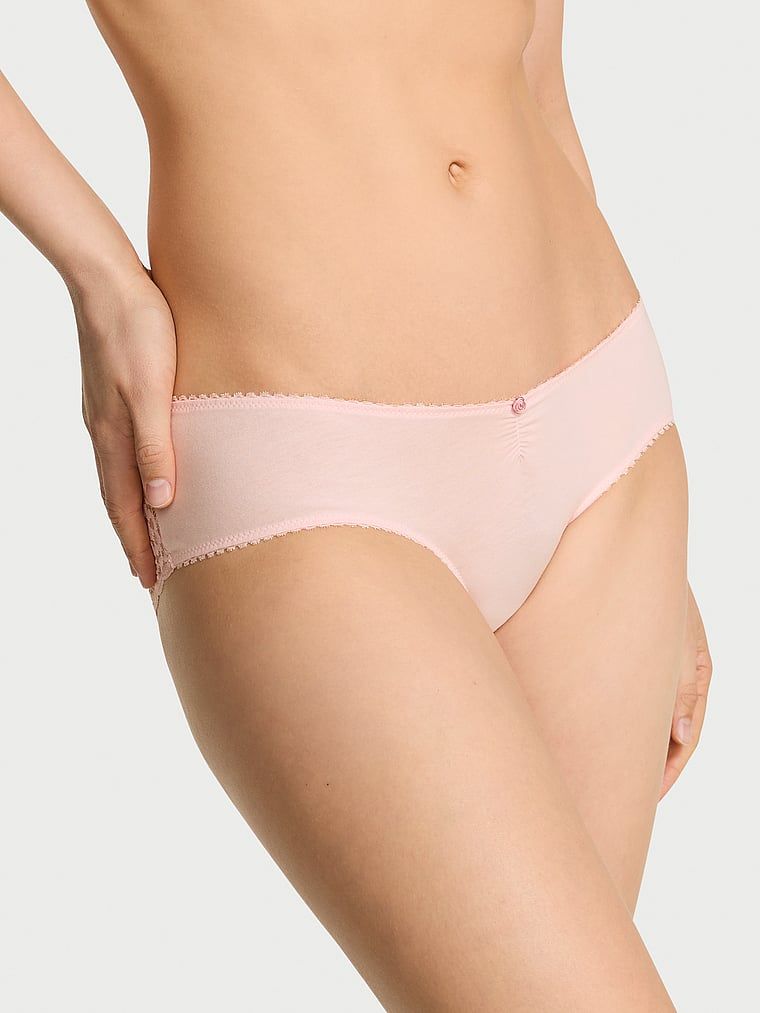 Bavlněné kalhotky s síťovanou střižkou vzadu Heart Lace Hiphugger. Produkt je růžové barvy a pochází z kolekce Victoria's Secret.