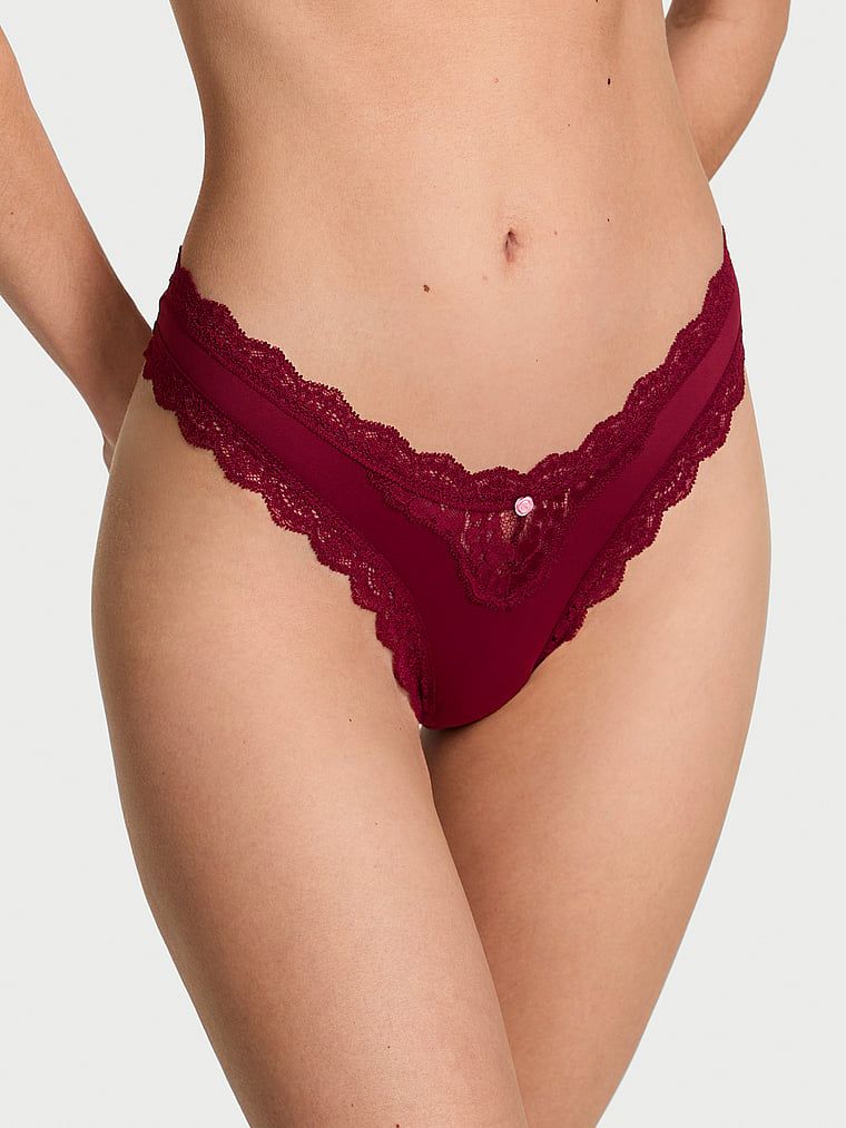 Brazilské kalhotky s krajkou Lace Trim Brazilian. Produkt je červené barvy a pochází z kolekce Body by Victoria.
