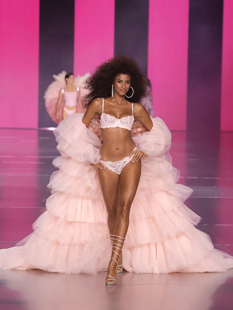 Wicked Lace Balconette balkonetová podprsenka. Produkt je růžový a pochází z kolekce Dream Angels.